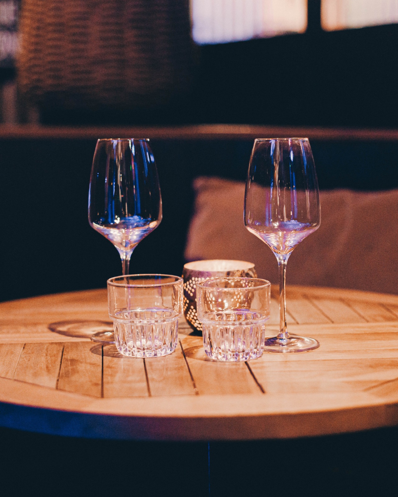 Wijnglazen op tafel