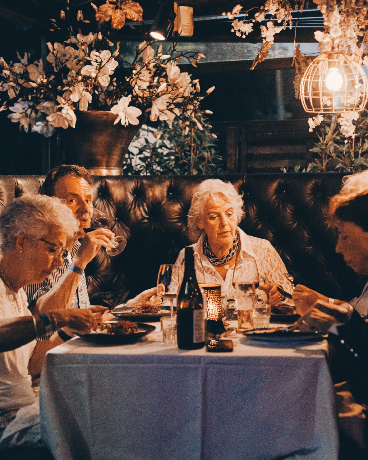 Gasten genieten van het diner