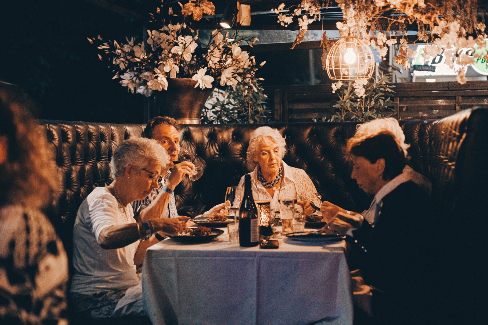 Saxofonist speelt tussen de tafels